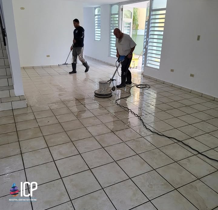 Trabajadores puliendo piso interior